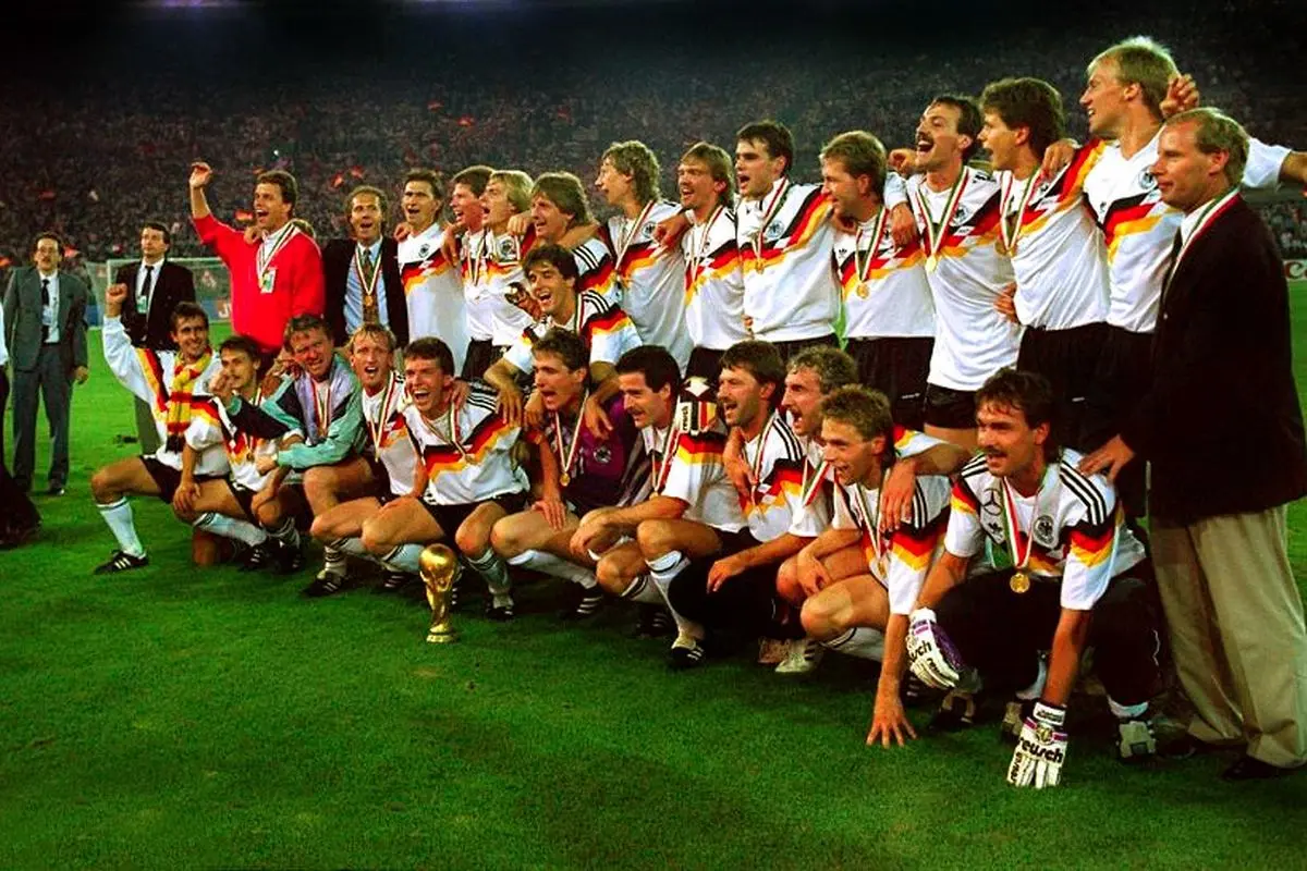 عکس یادگاری آلمانی ها بعد از قهرمانی ۹۰