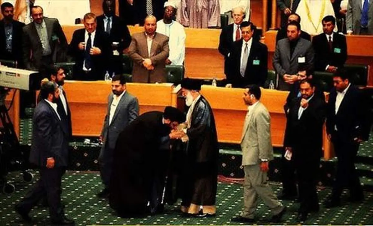ماجرای بوسه نصرالله بر دست رهبرانقلاب