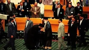 ماجرای بوسه نصرالله بر دست رهبرانقلاب