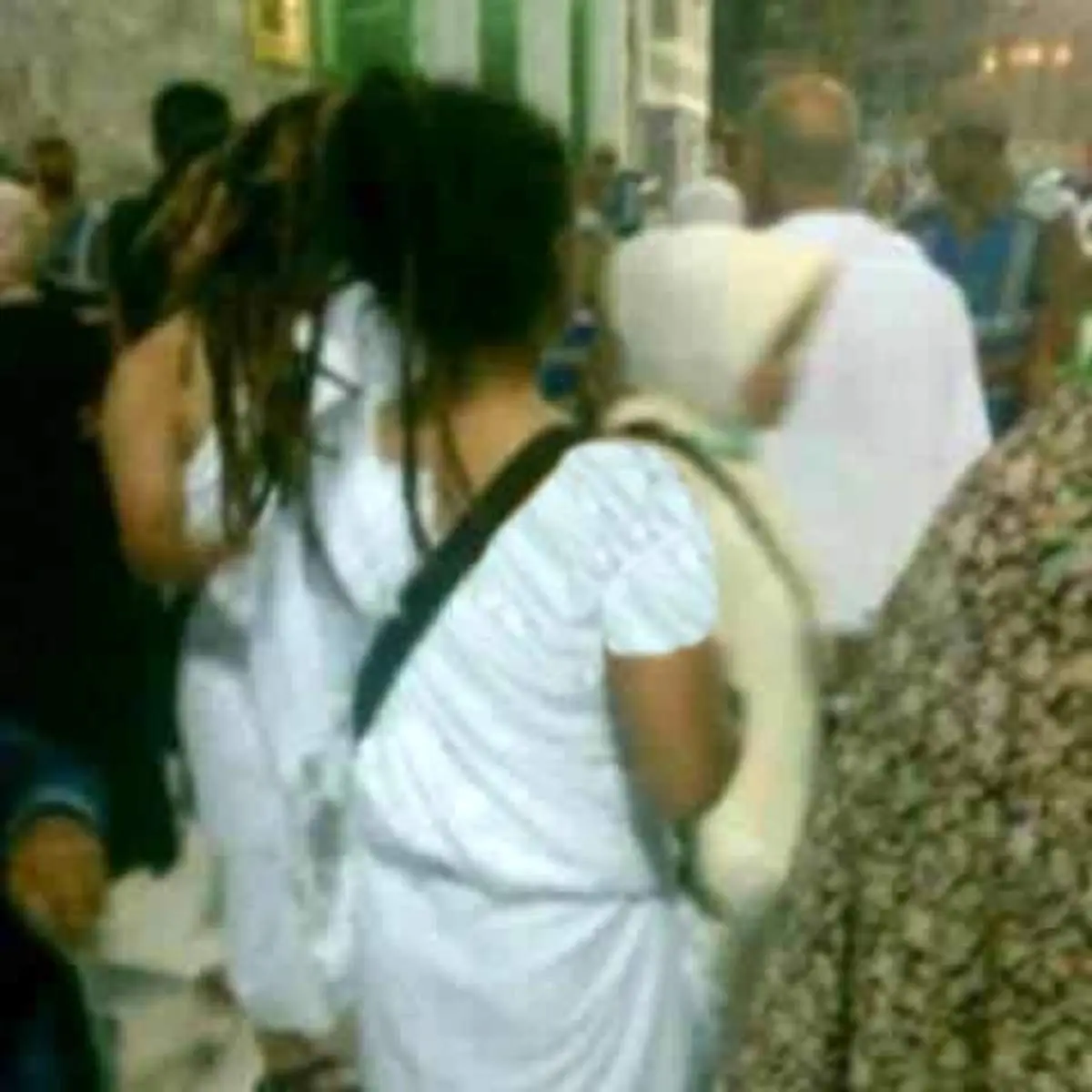 دختری که با پوشش مردانه اش درمسجدالحرام جنجال بپا کرد! + عکس