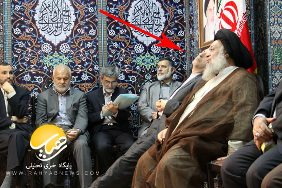 خواب مشایی هنگام سخنرانی احمدی نژاد!+ عکس
