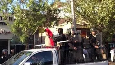 گرداندن مجرمان با لباس زنانه +عکس