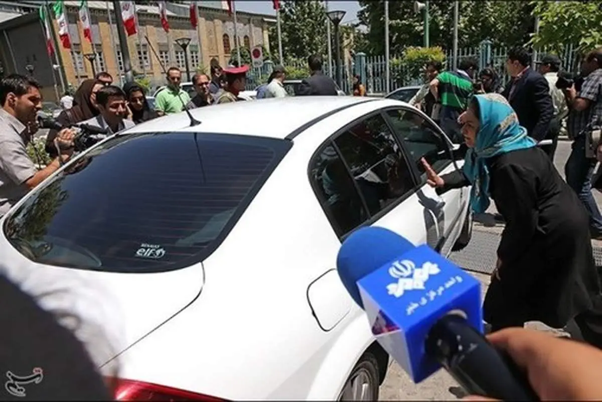 اعتراض زن میانسال به مرتضوی+ عکس