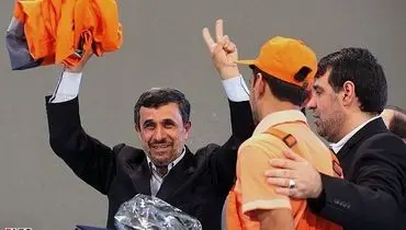 عکس/ اهدا لباس رفتگری به احمدی‌نژاد