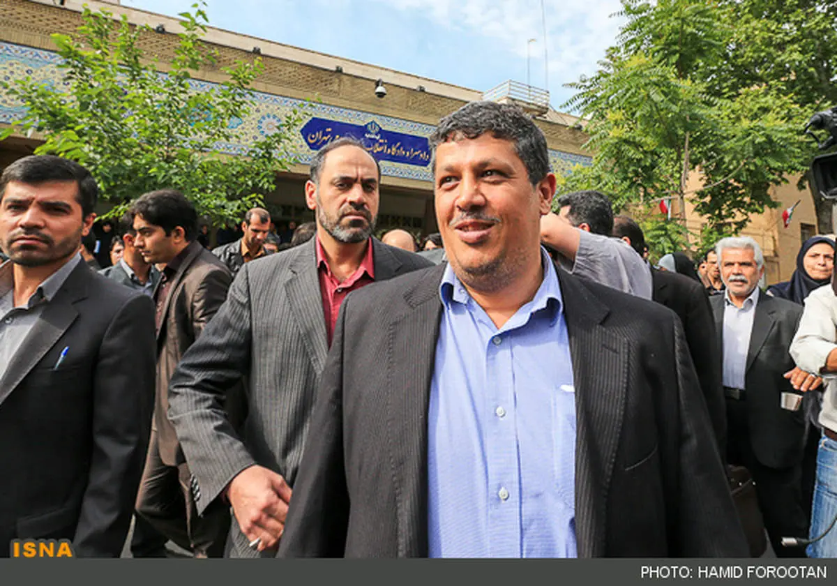 عکس/ مهدی هاشمی مقابل دادگاه