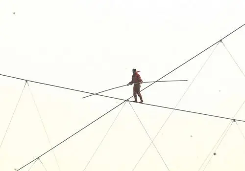 اجرای بندبازی در ارتفاع روی آنتن زنده صداوسیما!+ فیلم