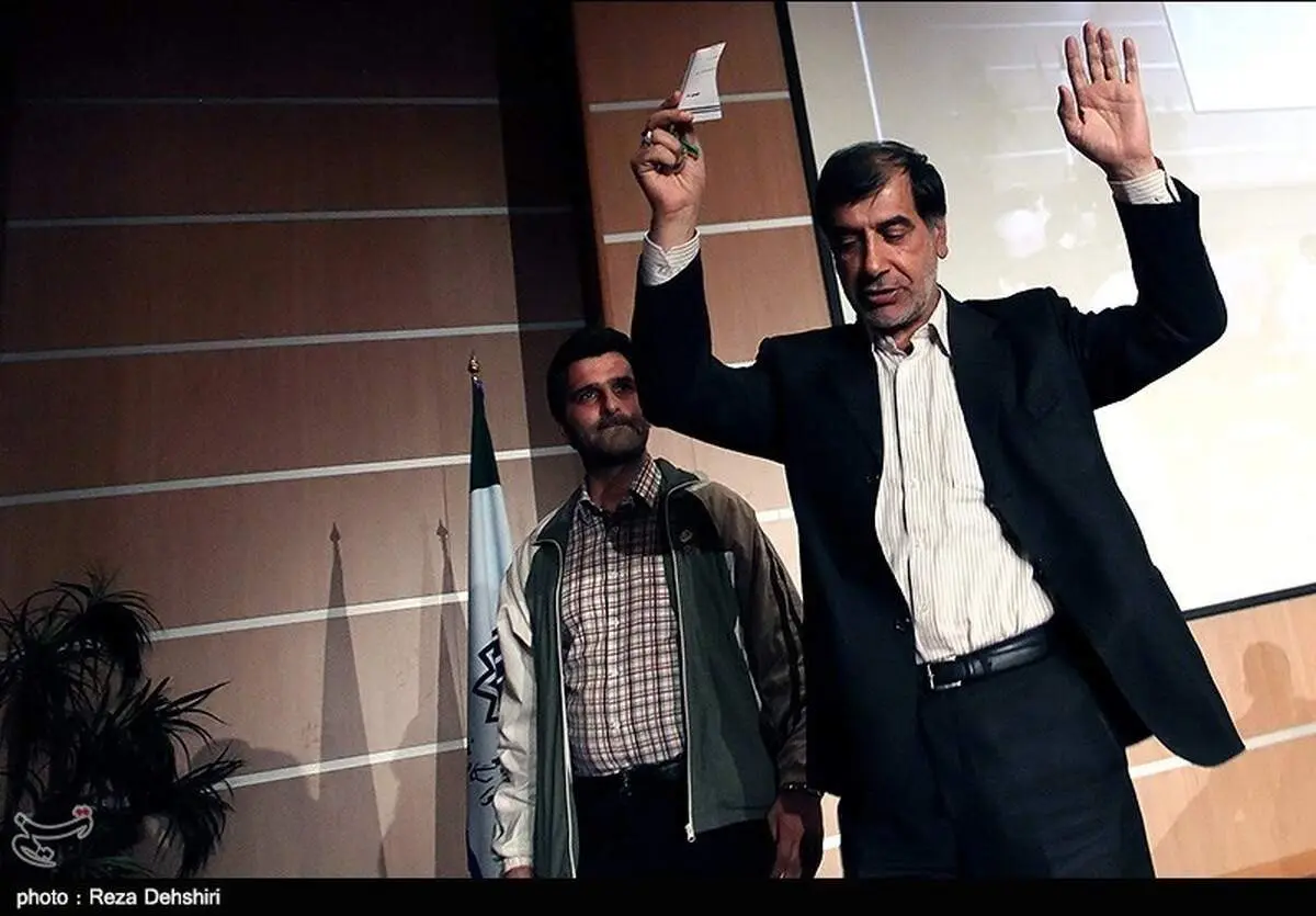 عکس/ دستهای باهنر برای چه کسی بالا رفت