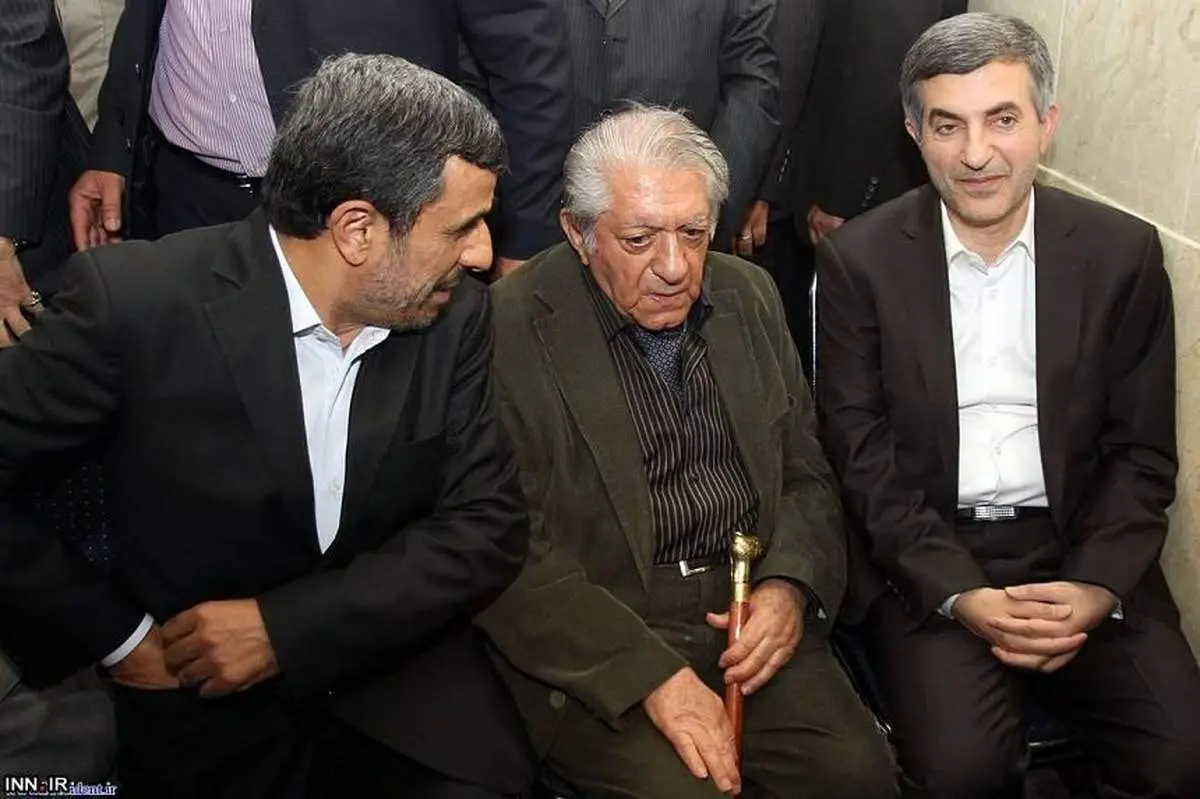 تصویر+ماجرای حضور عزتالله انتظامی میان احمدینژاد و مشایی، هنگام حضور برای ثبت نامزدی مشایی