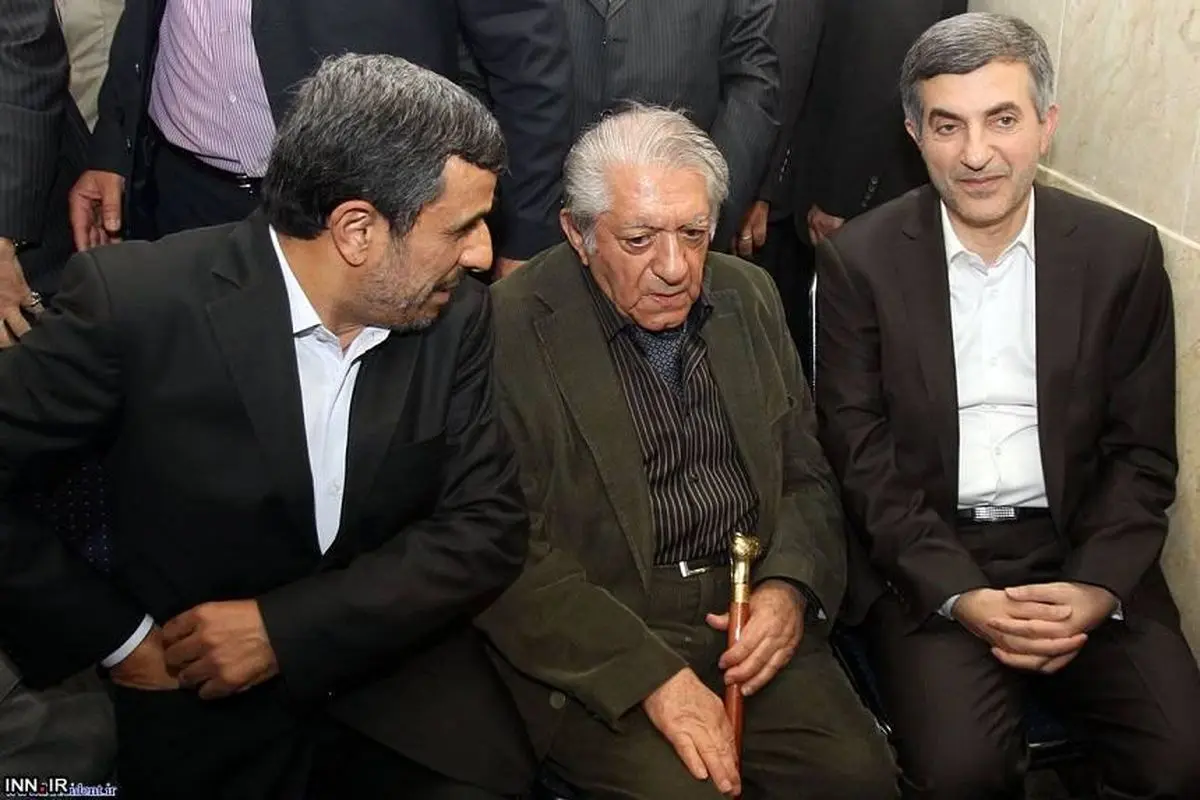 تصویر+ماجرای حضور عزت‌الله انتظامی میان احمدی‌نژاد و مشایی، هنگام حضور برای ثبت نامزدی مشایی