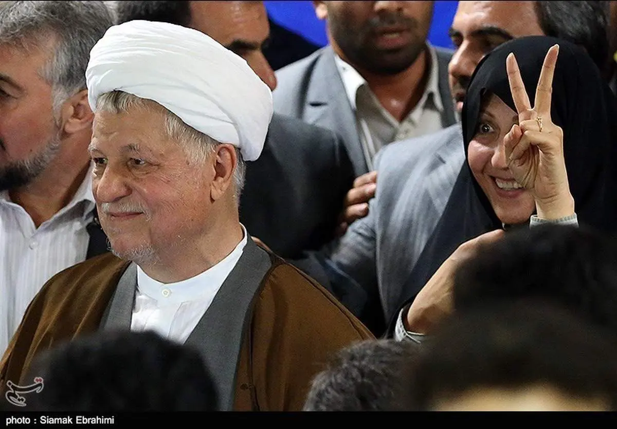 عکس/ ژست جالب دختر هاشمی در روز ثبت نام