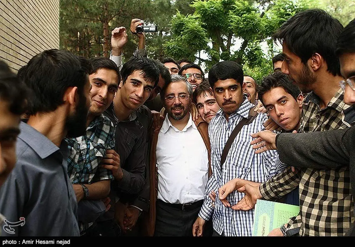 عکس یادگاری لنکرانی با دانشجویان