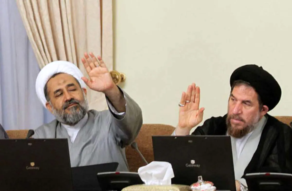 عکس/ زیر چشمی مصلحی به میرتاج الدینی