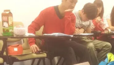 عکس/ تقلب مدرن یک دانشجو