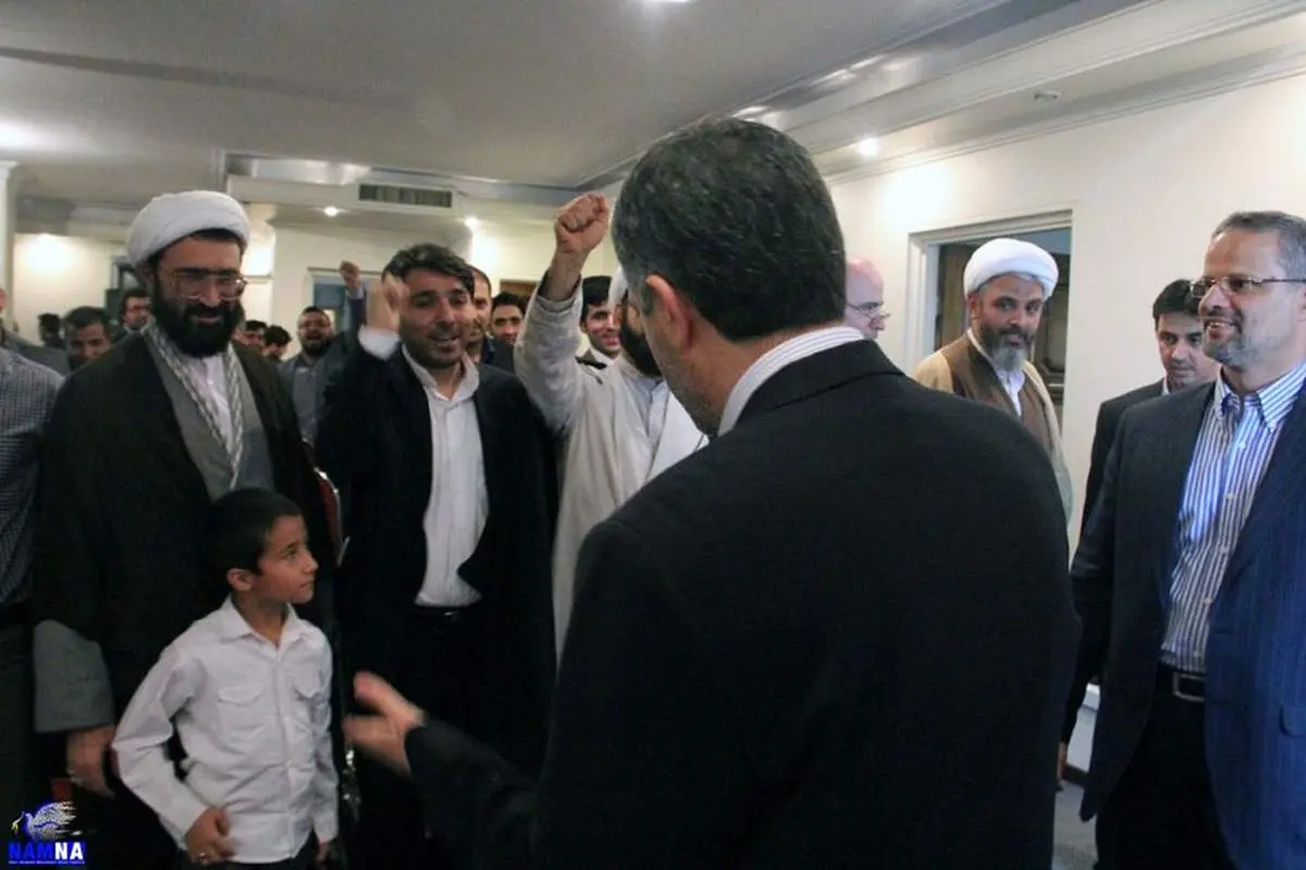 عکس/ فریاد حامیان مشایی در مقابلش