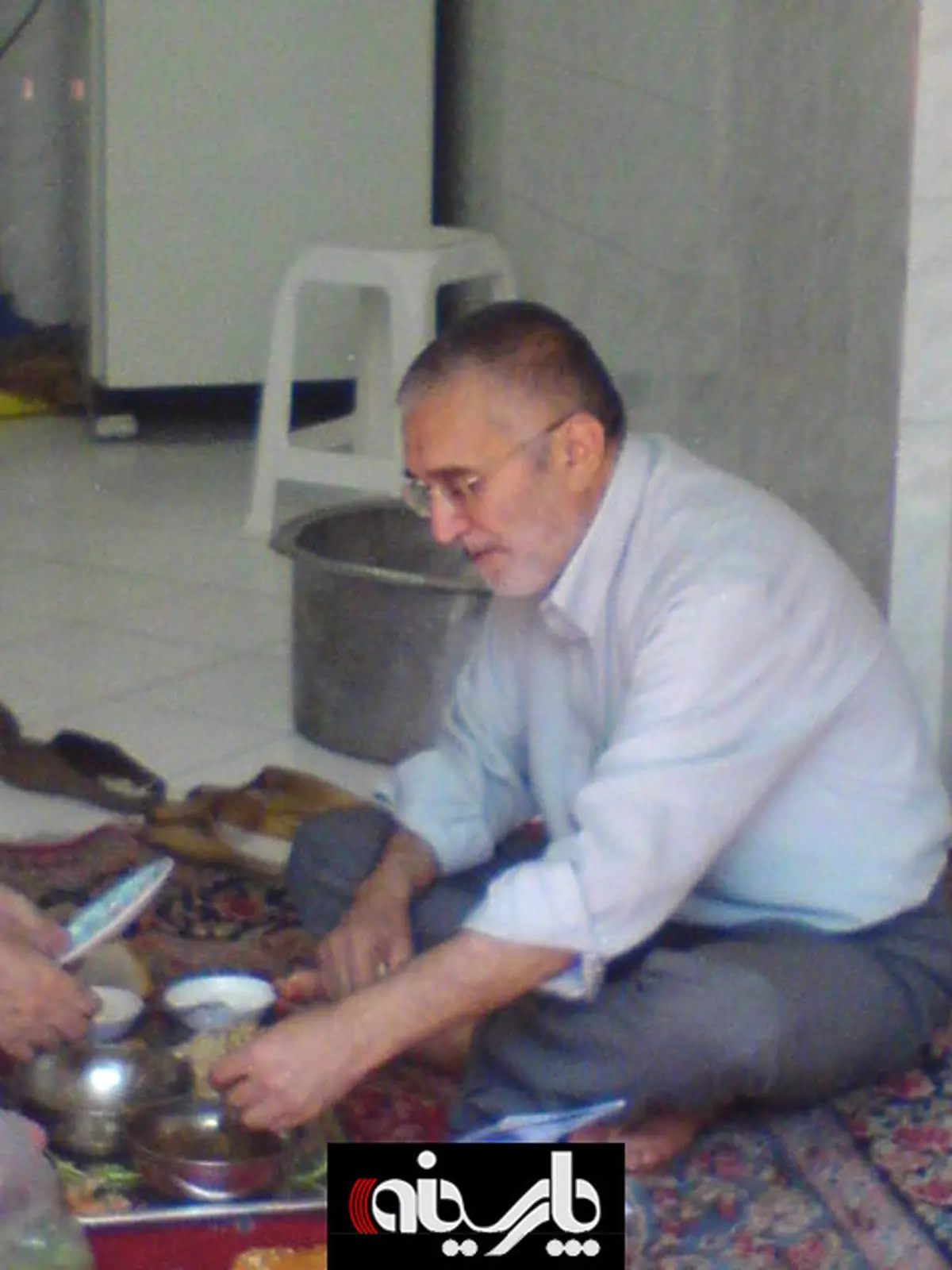 عکس/حاج منصور ارضی در حال دیزی خوردن