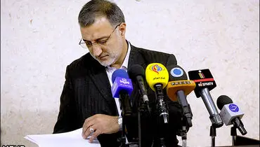 عکس/زاکانی چه می خواند؟