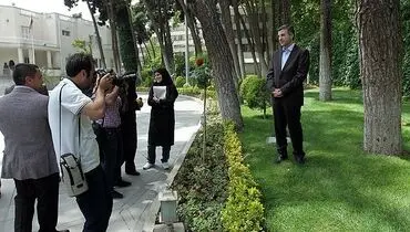 عکس/ ژست جالب مشایی برای خبرنگاران