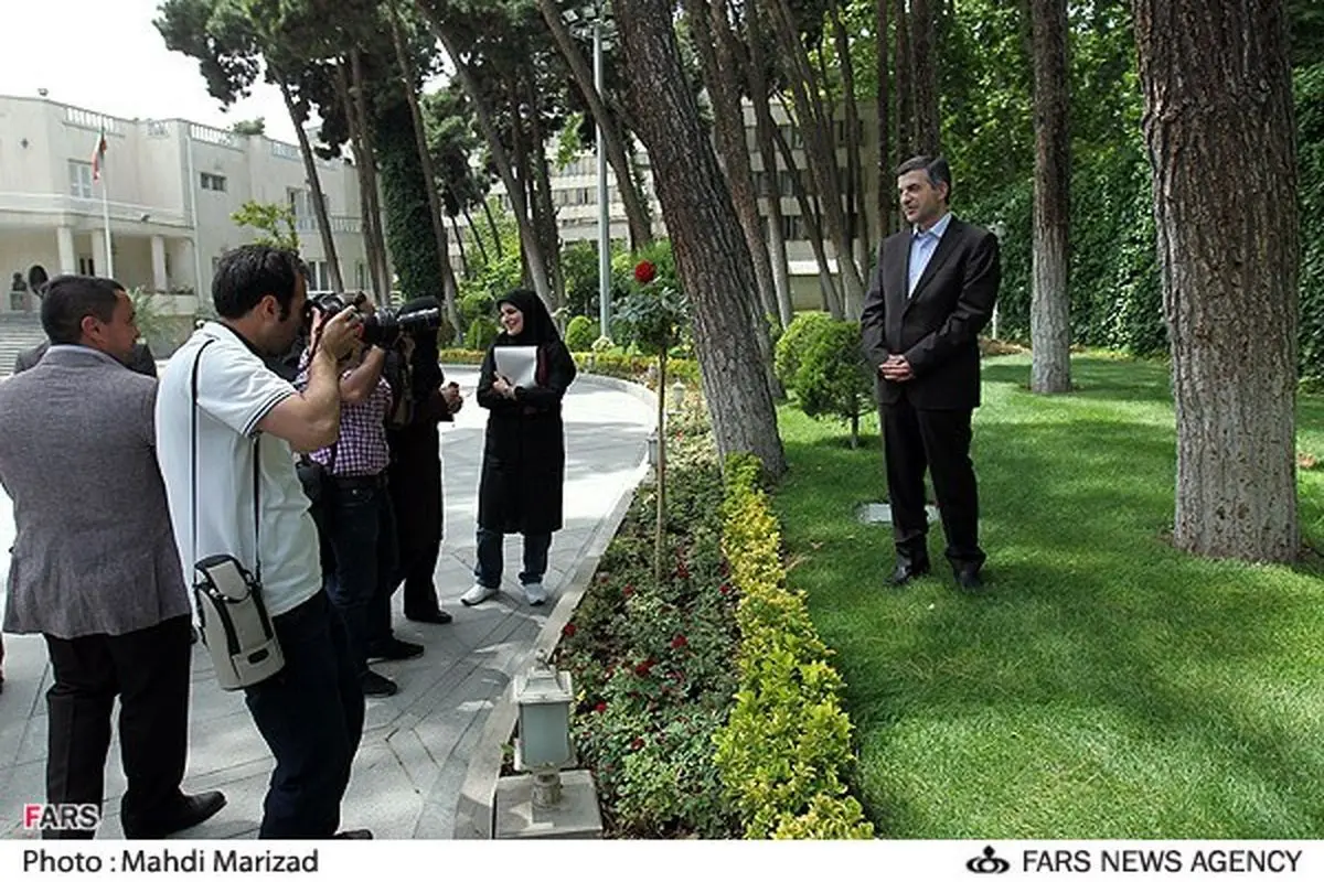 عکس/ ژست جالب مشایی برای خبرنگاران