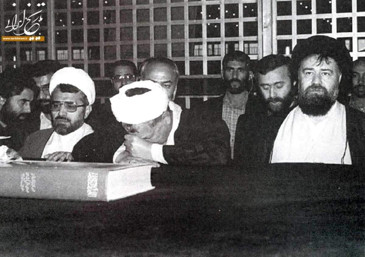 عکس/ هاشمی بر مزار امام