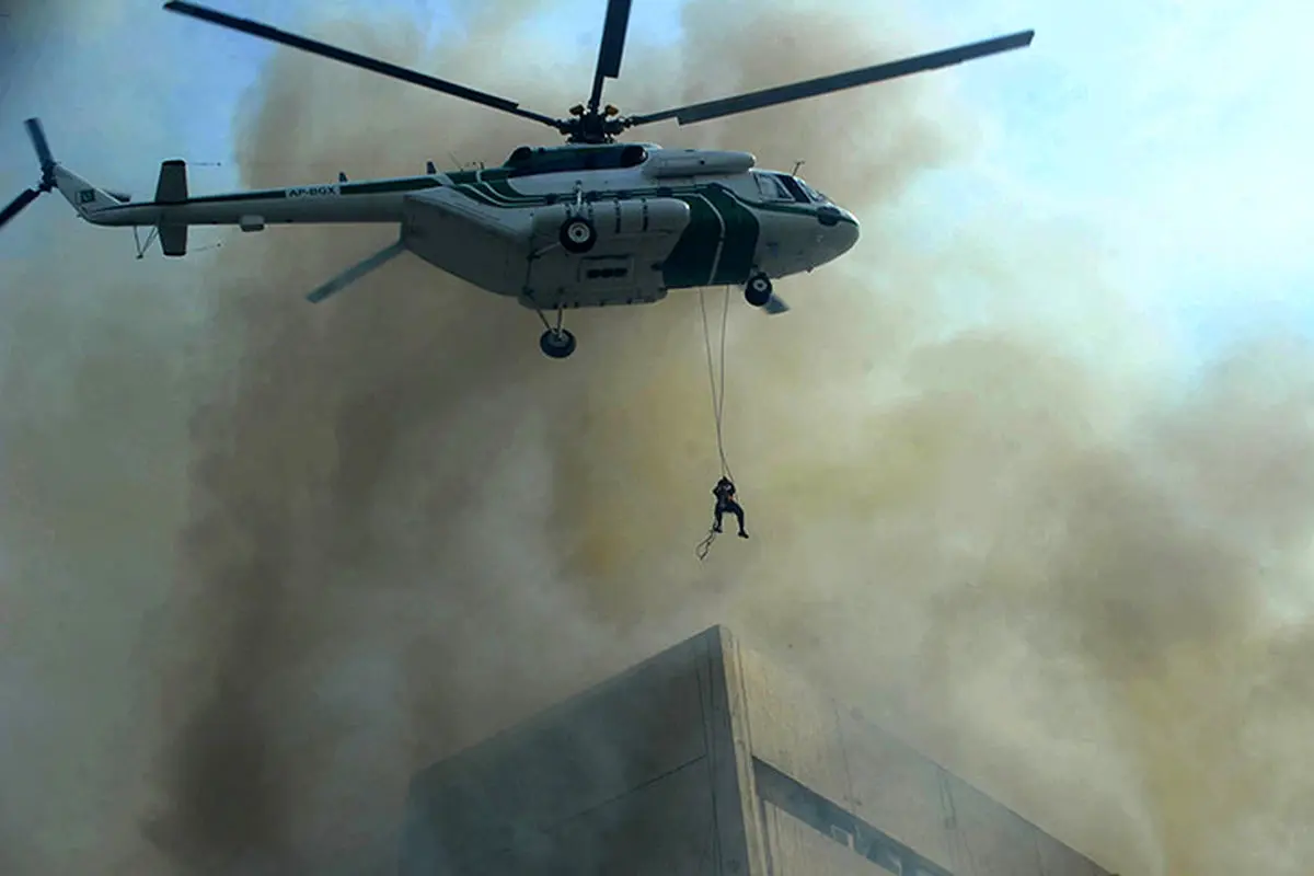عکس/ نجات مردی از ساختمان آتش‌گرفته