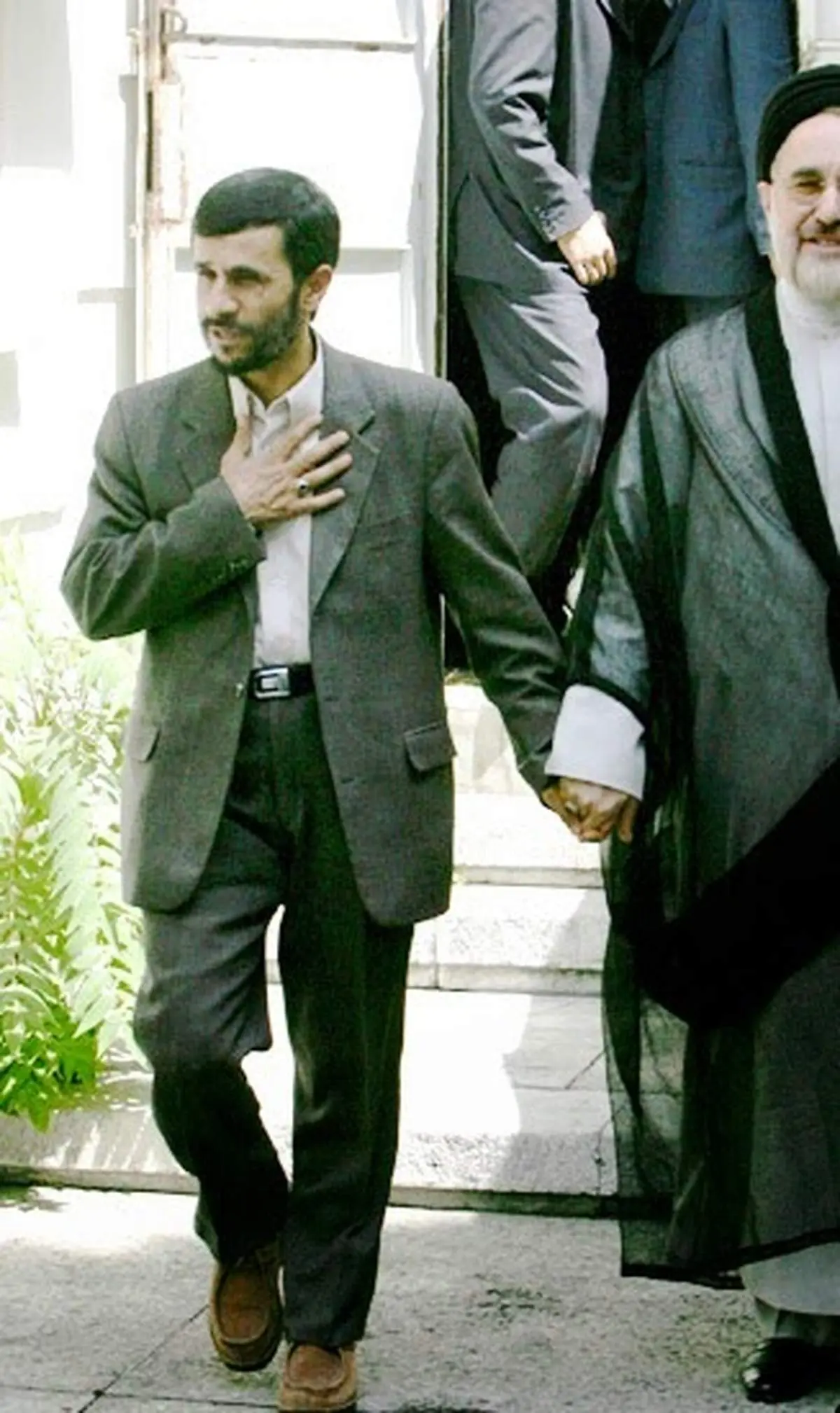 وقتی دست احمدی نژاد در دست خاتمی بود +عکس