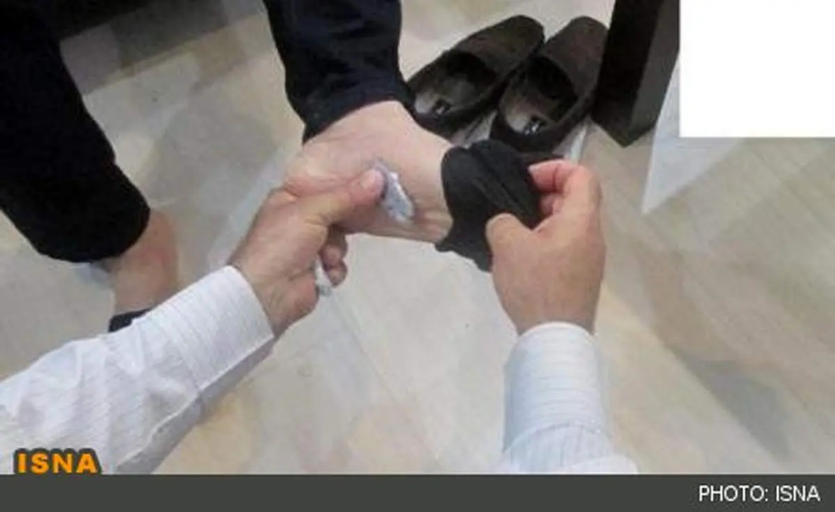 قاچاق موادمخدر در کف پا + عکس