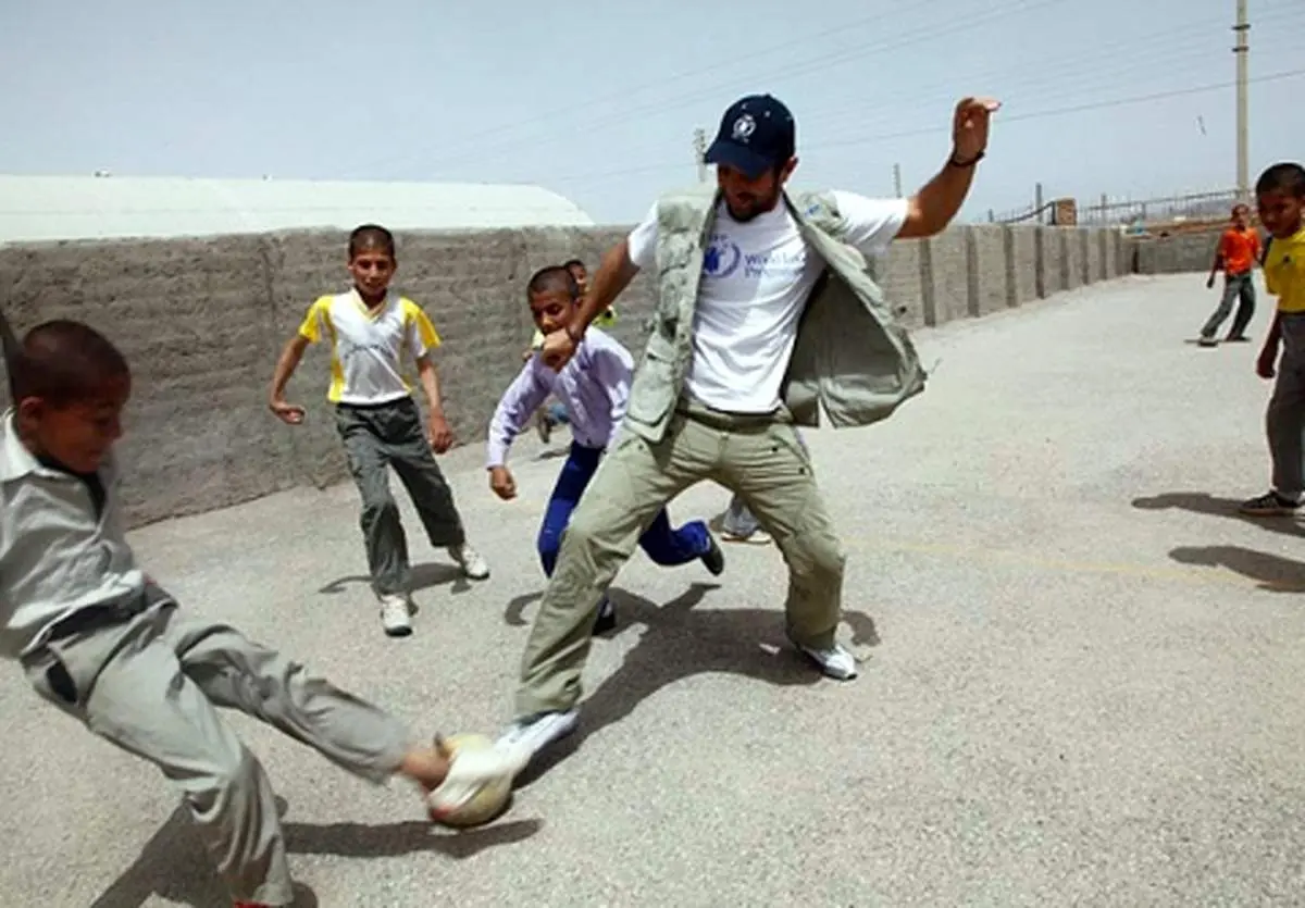 عکس/ بهرام رادان در حال بازی با کودکان افغانی