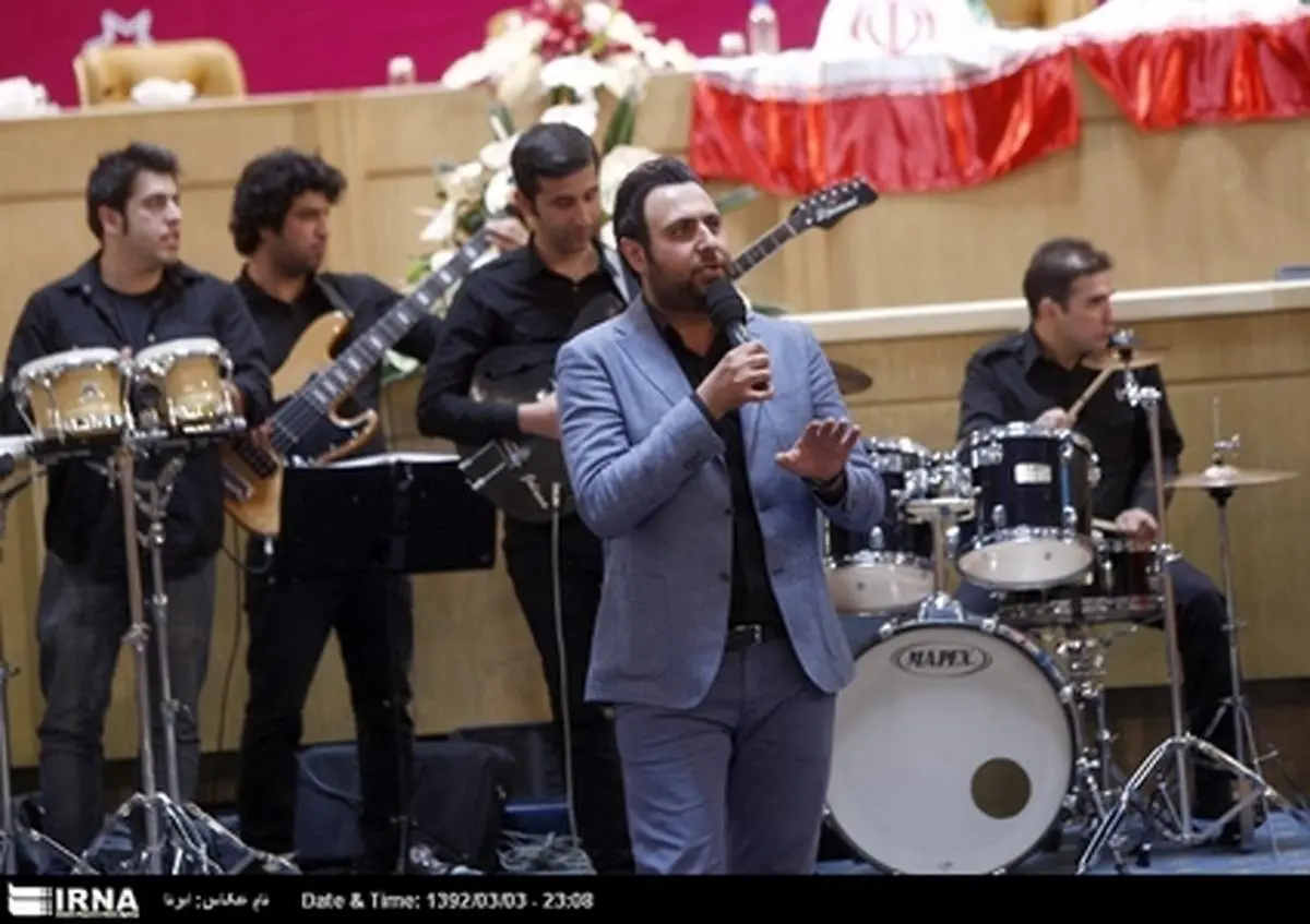 عکس/ خواننده ای که برای احمدی نژاد خواند!
