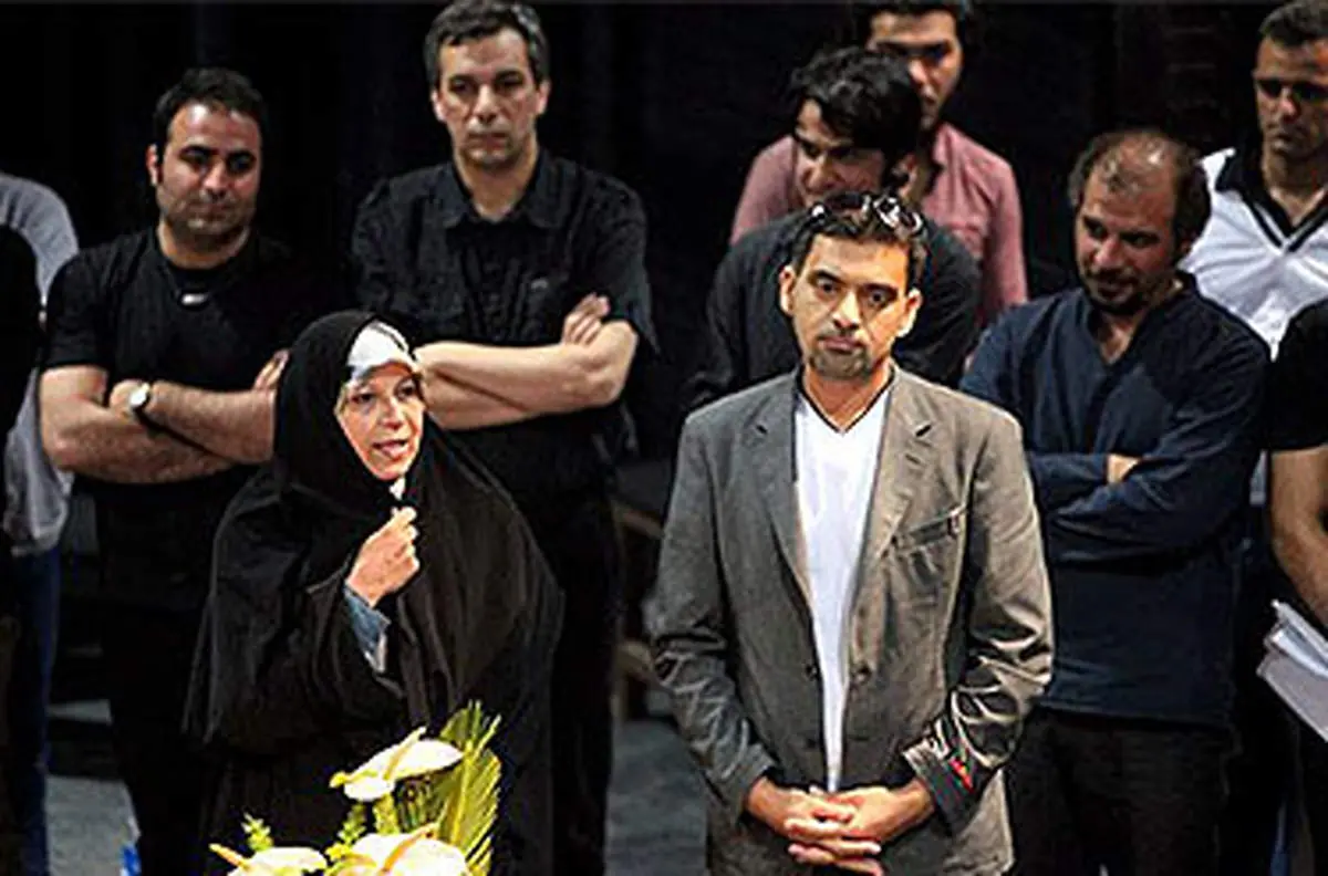 عکس/ حضور فائزه هاشمی در اجرای یک نمایشنامه خوانی