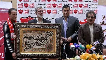 عکس/ هدیه رویانیان به گل محمدی