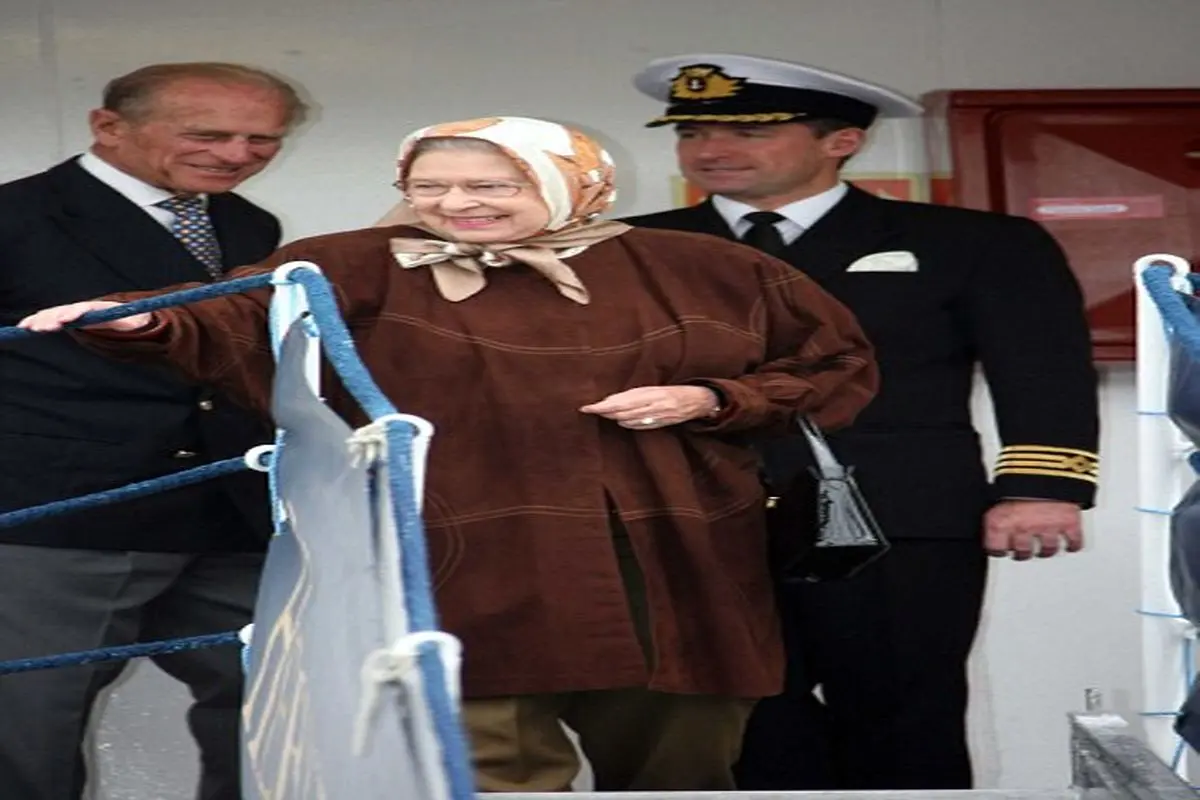 عکس/ ملکه انگلیس با مانتو و روسری