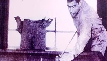 غلامرضا تختی در حین بازی بیلیارد + عکس