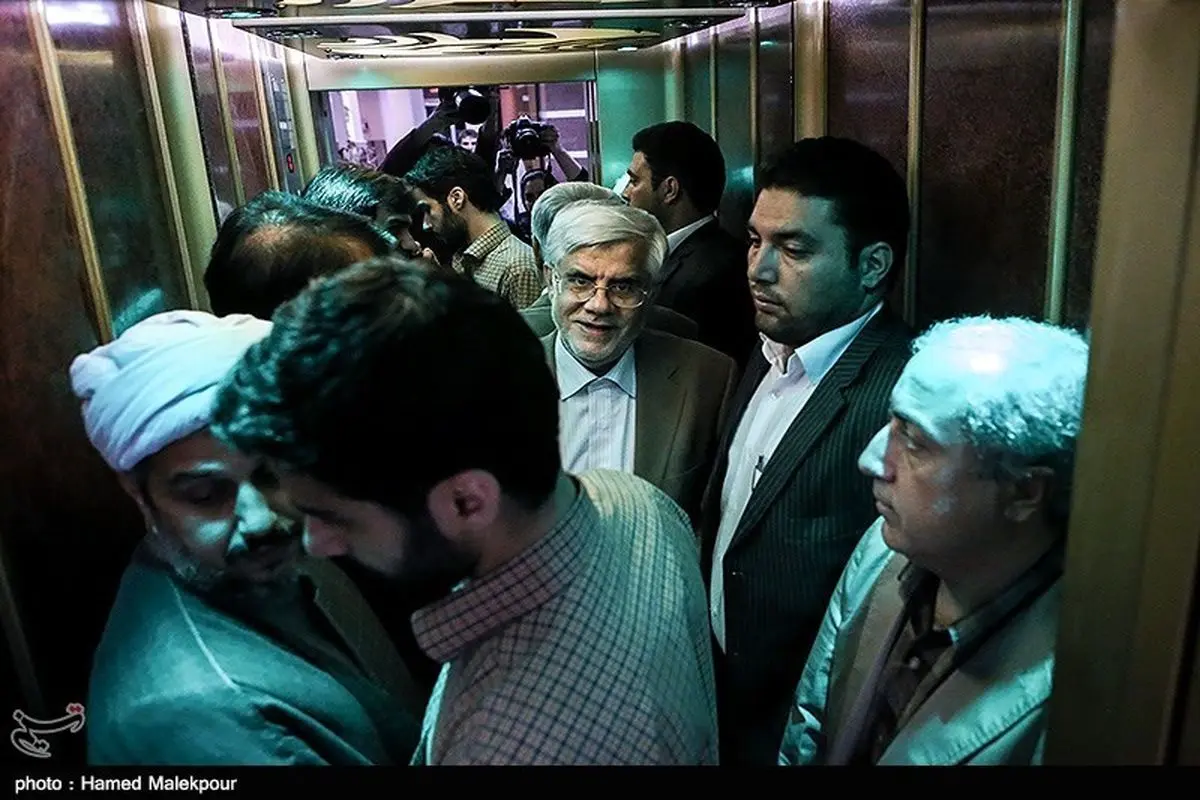 عکس/کاندیدای ریاست جمهوری در آسانسور