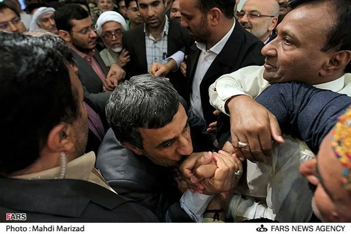 عکس/ بوسه احمدی نژاد بر دستان یک خارجی
