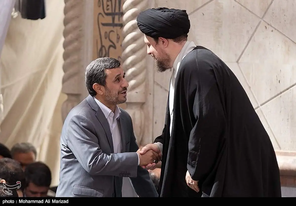 عکس/ مصافحه احمدی‌نژاد و حسن خمینی