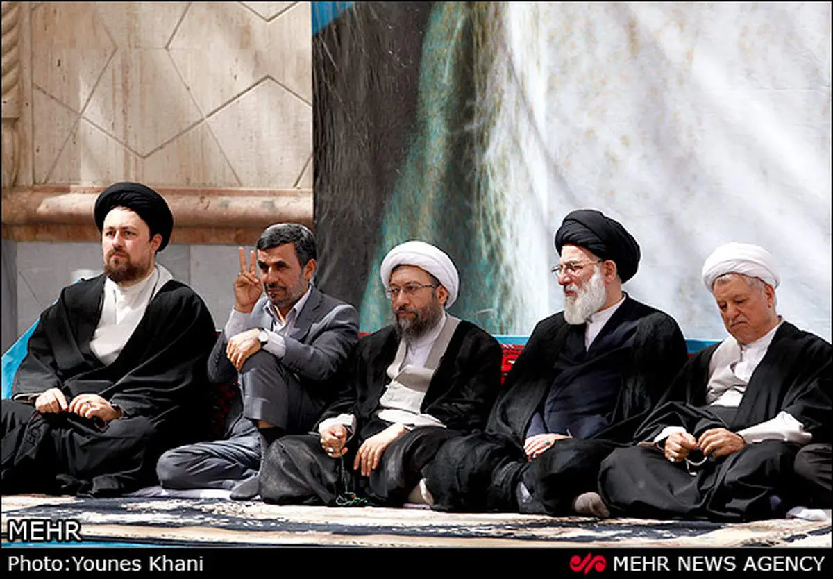 عکس/ علامت معروف احمدی نژاد درکنار بزرگان کشور