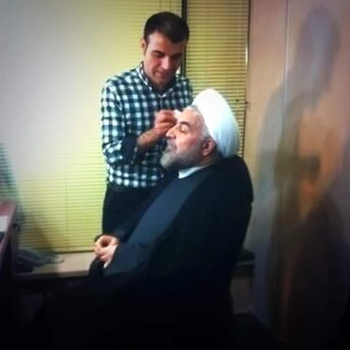 عکس/حسن روحانی در اتاق گریم