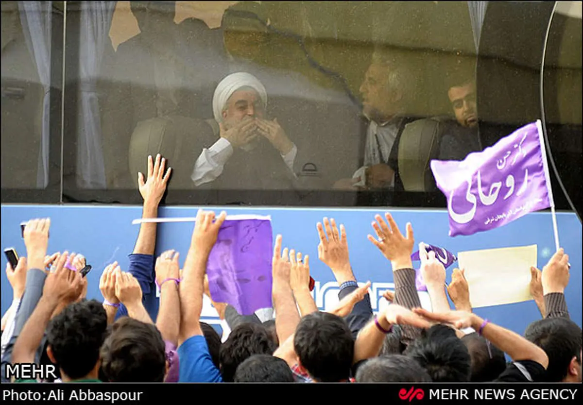 ابراز احساسات روحانی به هوادارانش/ تصاویر