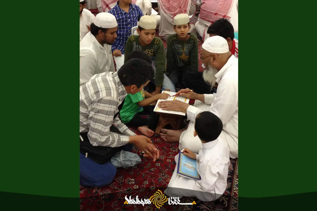 قرآن آموزي كودكان در مسجدالنبي با همراهي والدين+تصاویر