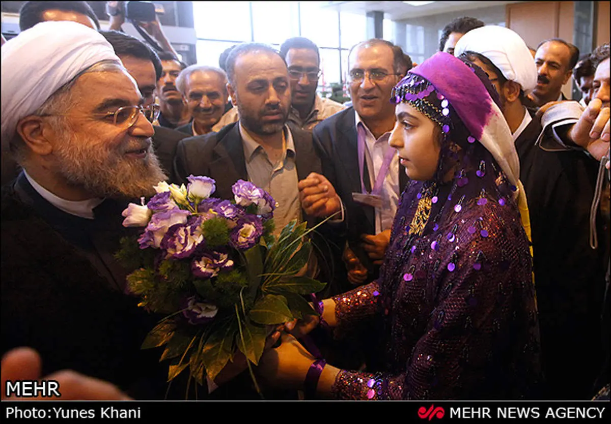 عکس/ استقبال دختر بنفش پوش از روحانی