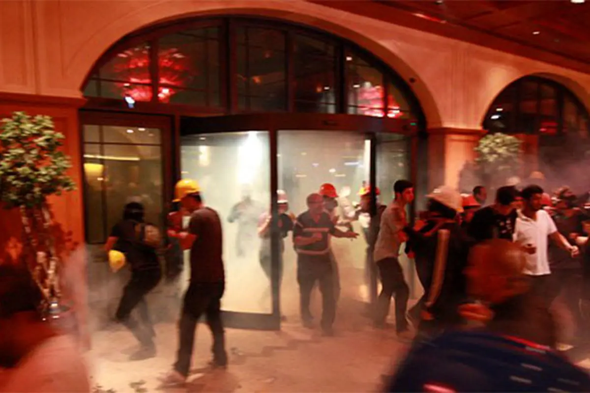 حمله‌ به‌ هتل هیلتون‌ و‌ بازداشت‌ پزشکان‌ در ترکیه+ تصاویر