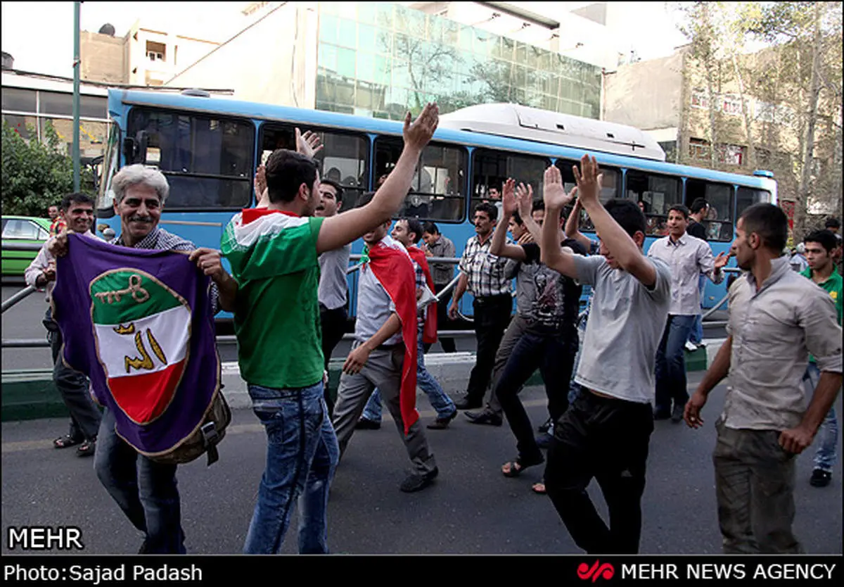 عکس/ پرچمی جدید در دستان هواداران فوتبال!