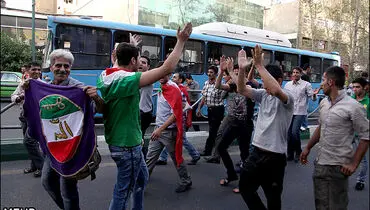 عکس/ پرچمی جدید در دستان هواداران فوتبال!