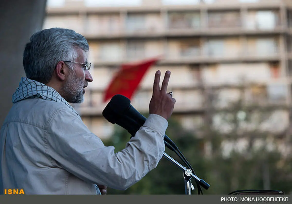 عکس/ وقتی جلیلی هم «وی» نشان می دهد