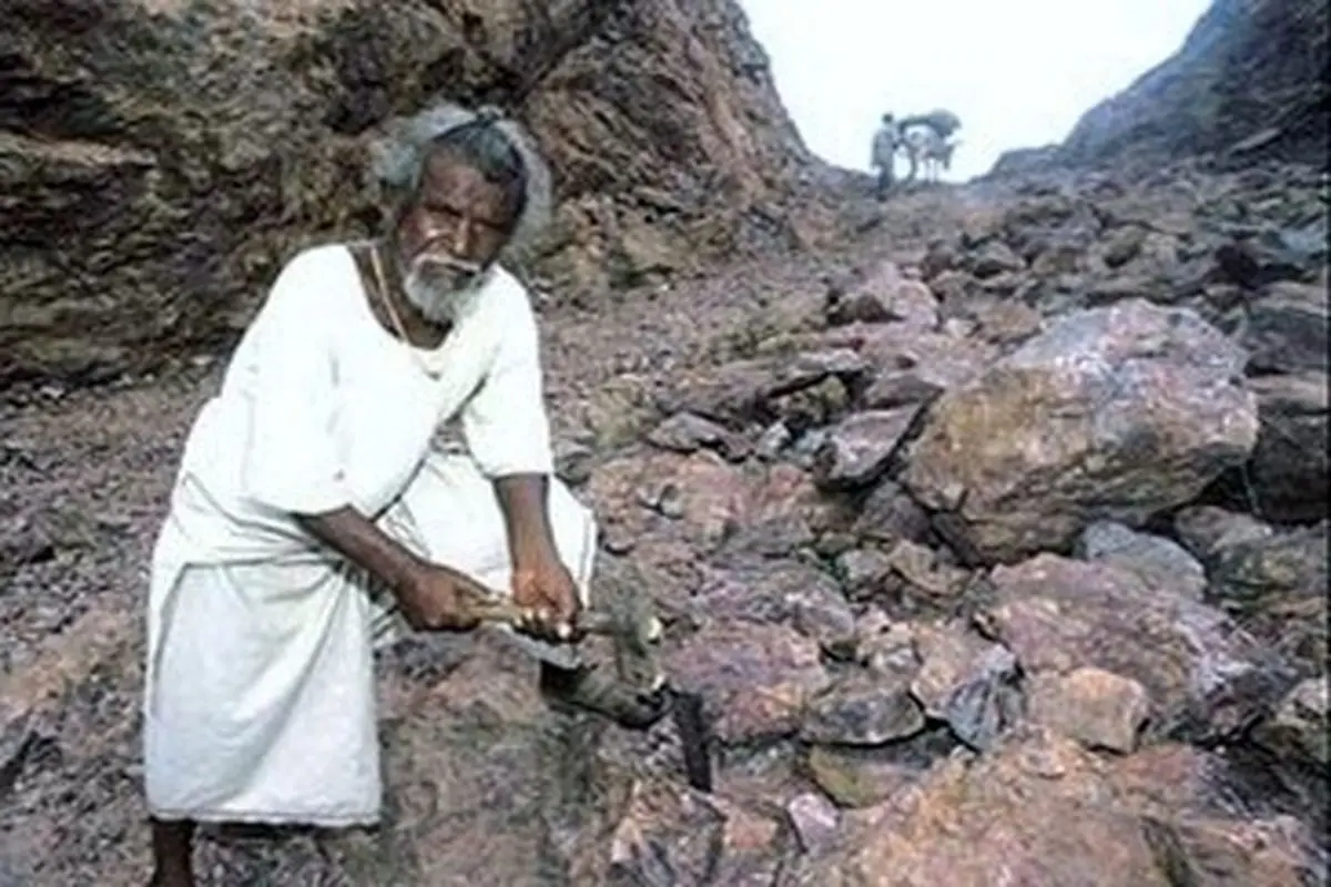 مرد هندی کوه را شکافت + عکس