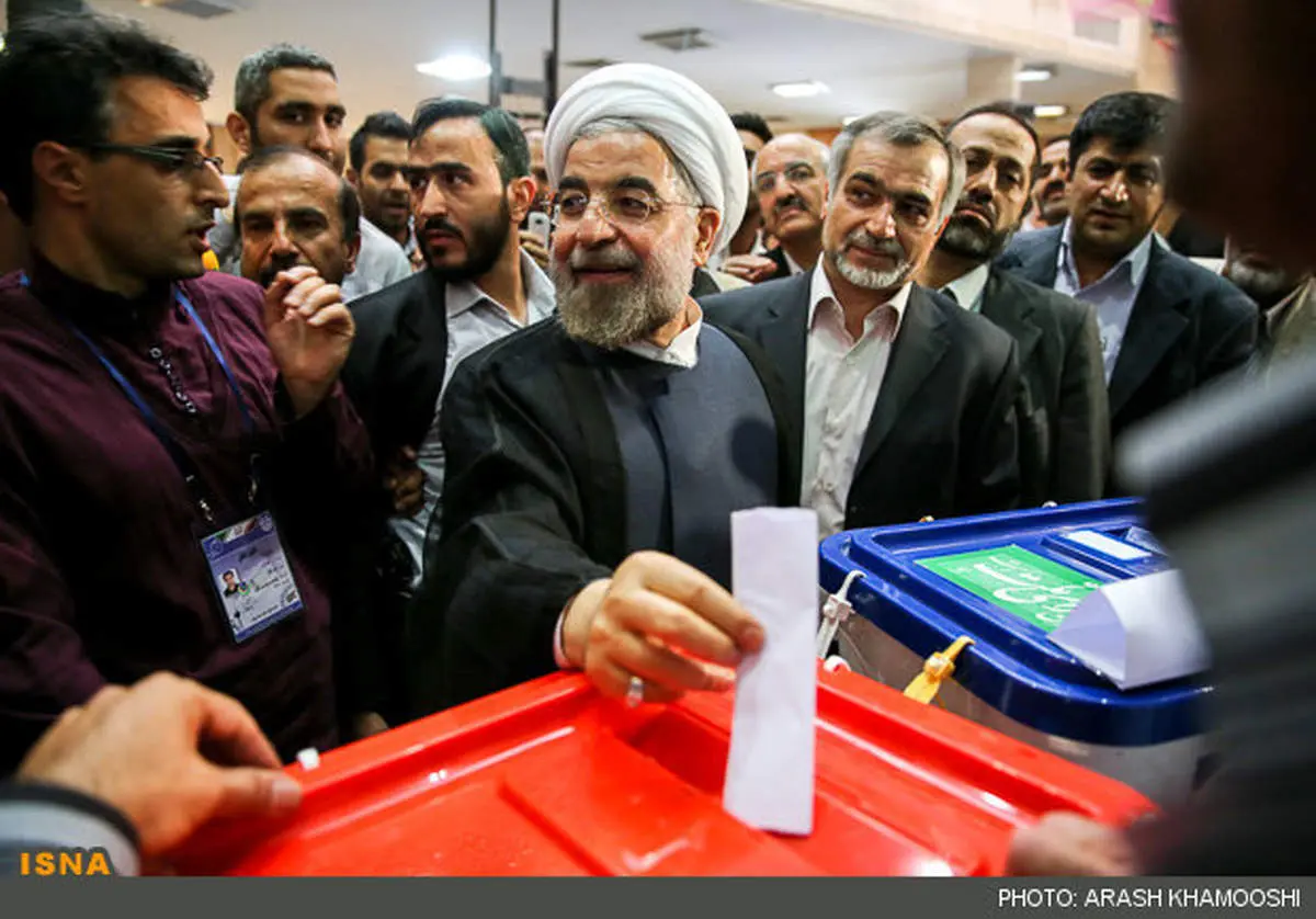 عکس/ حسن روحانی رای خود را به صندوق انداخت