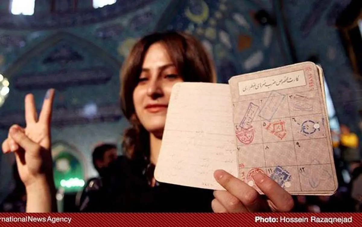 عکس: دختری بدون روسری پای صندوق رای