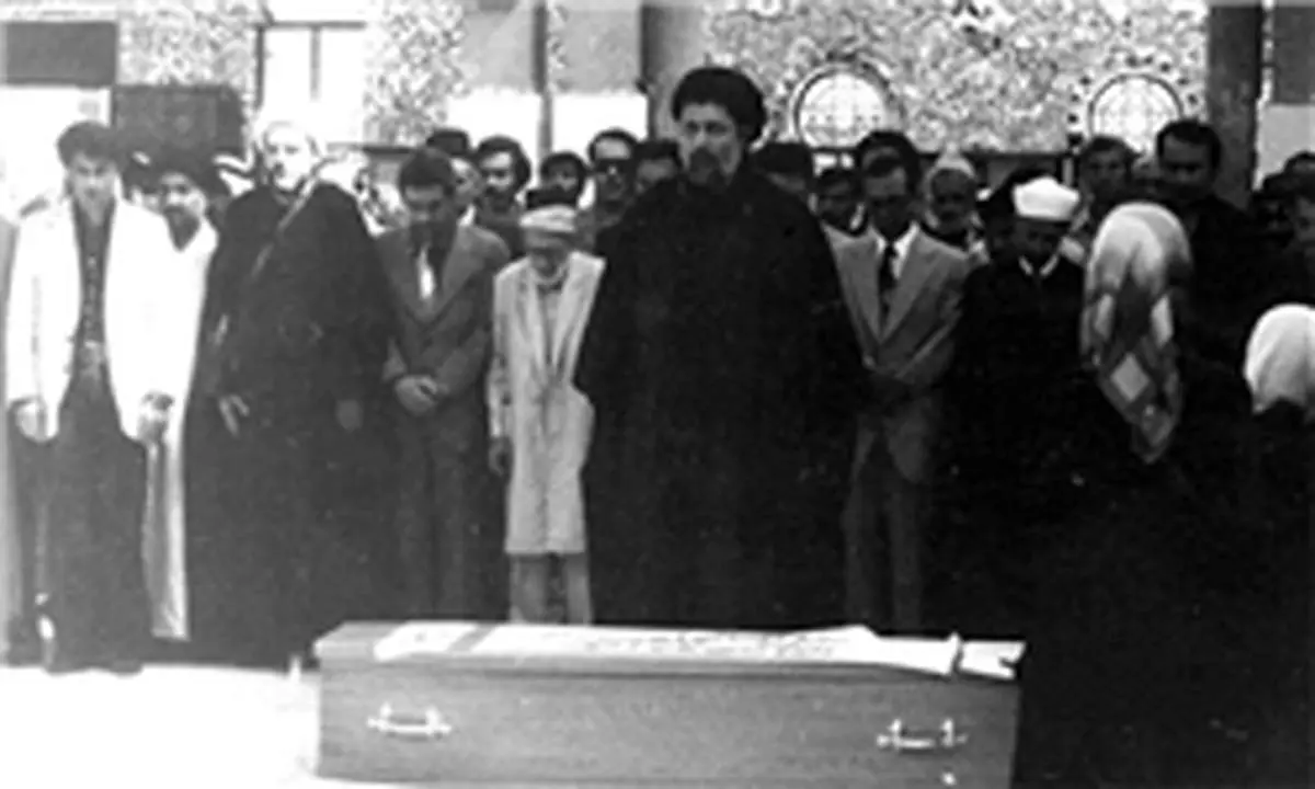 نماز امام موسیصدر بر پیکر دکتر علی شریعتی+تصاویر