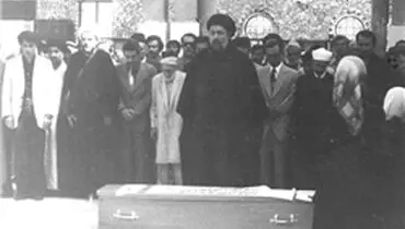 نماز امام موسی‌صدر بر پیکر دکتر علی شریعتی+تصاویر