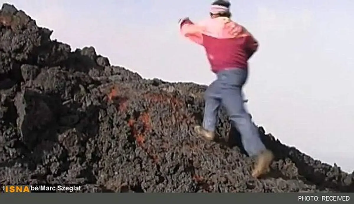 مردی که روی گدازههای آتشین راه میرود!/عکس